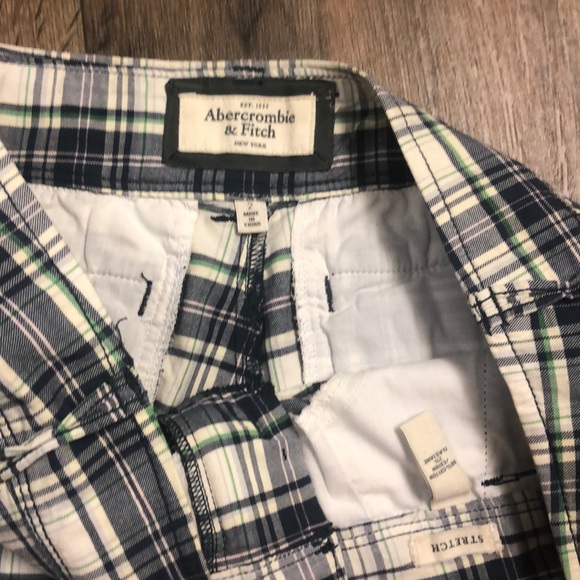 Abercrombie and Fitch plaid stretch shorts - Picture 4 of 4